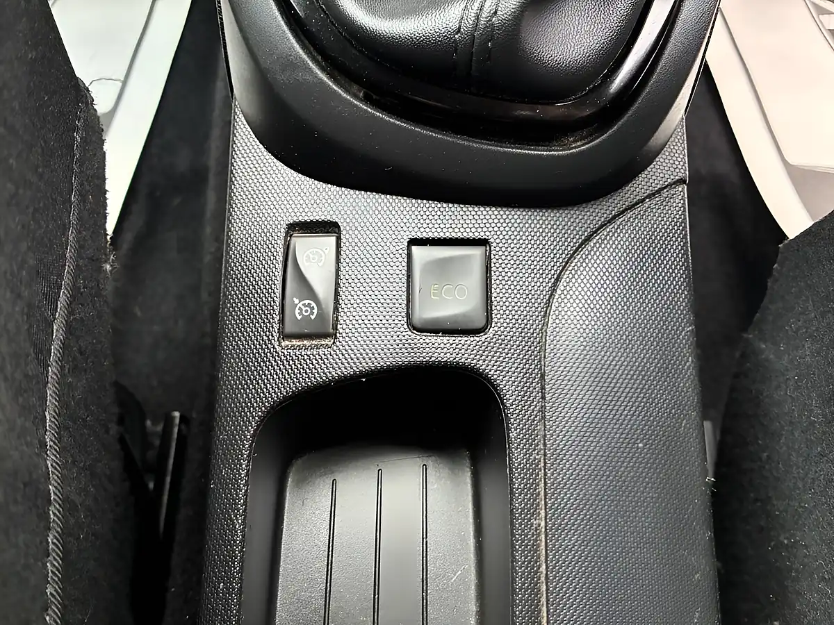 Used 2015 Renault Captur Dynamique S Nav White - Interior and Exterior details 16