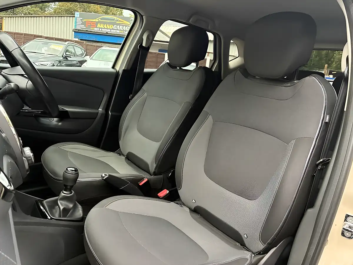 Used 2015 Renault Captur Dynamique S Nav White - Interior and Exterior details 17