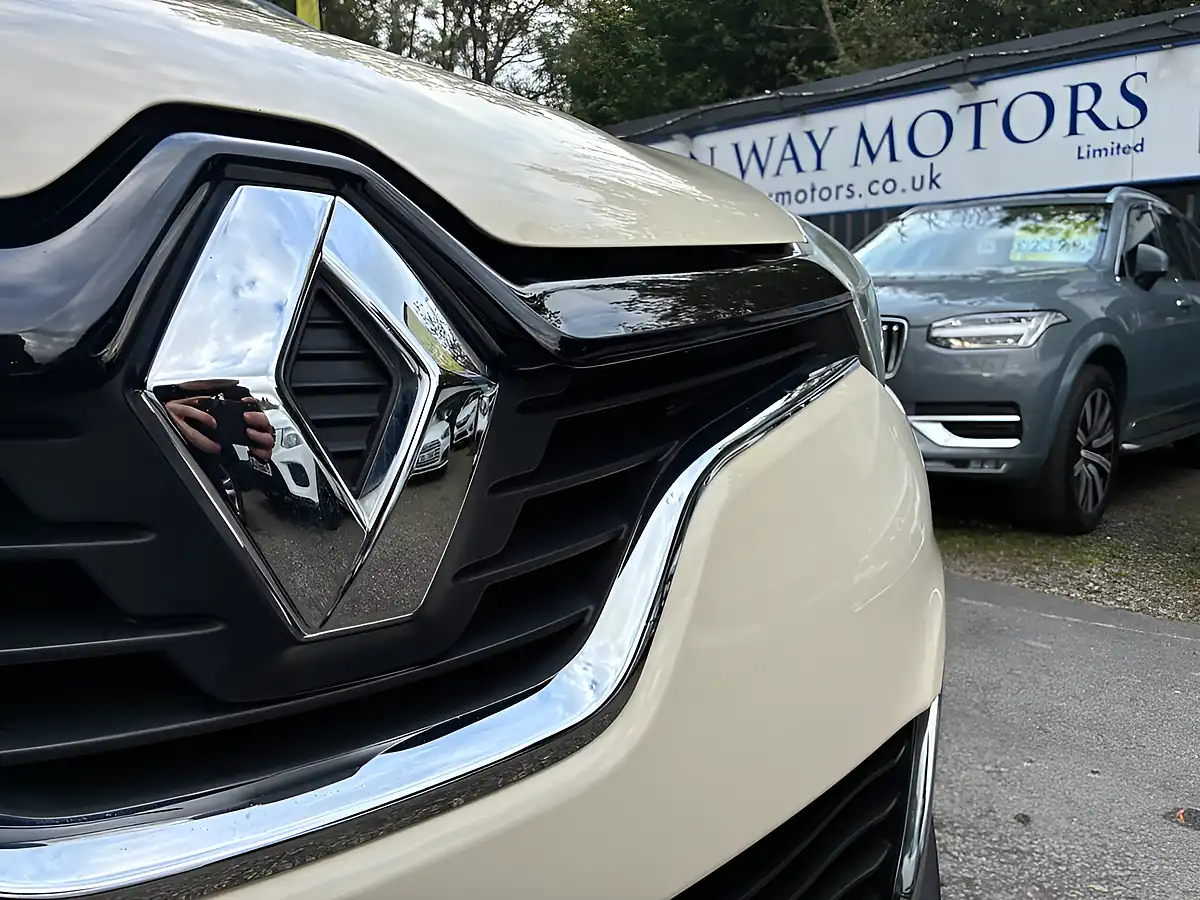 Used 2015 Renault Captur Dynamique S Nav White - Interior and Exterior details 3