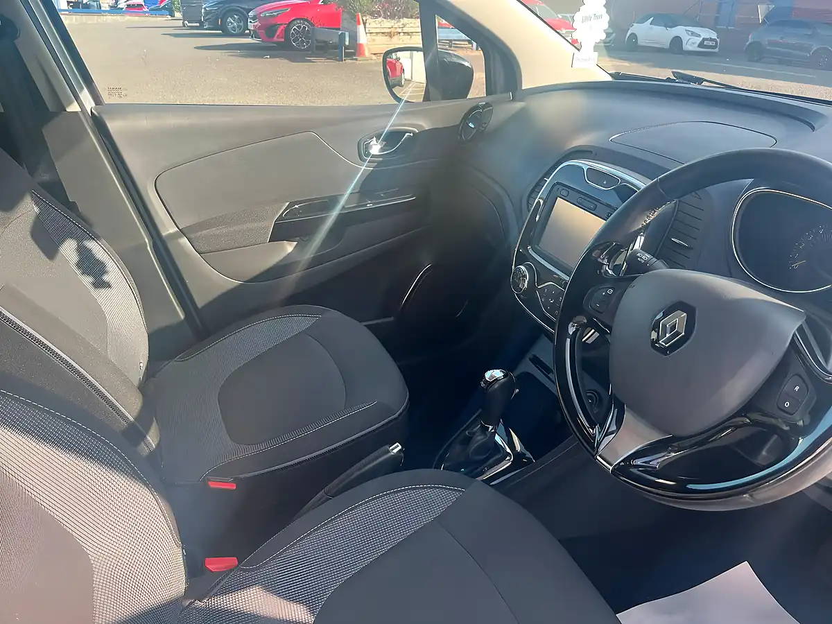 Used 2015 Renault Captur Energy Dynamique S Nav Silver - Interior and Exterior details 9
