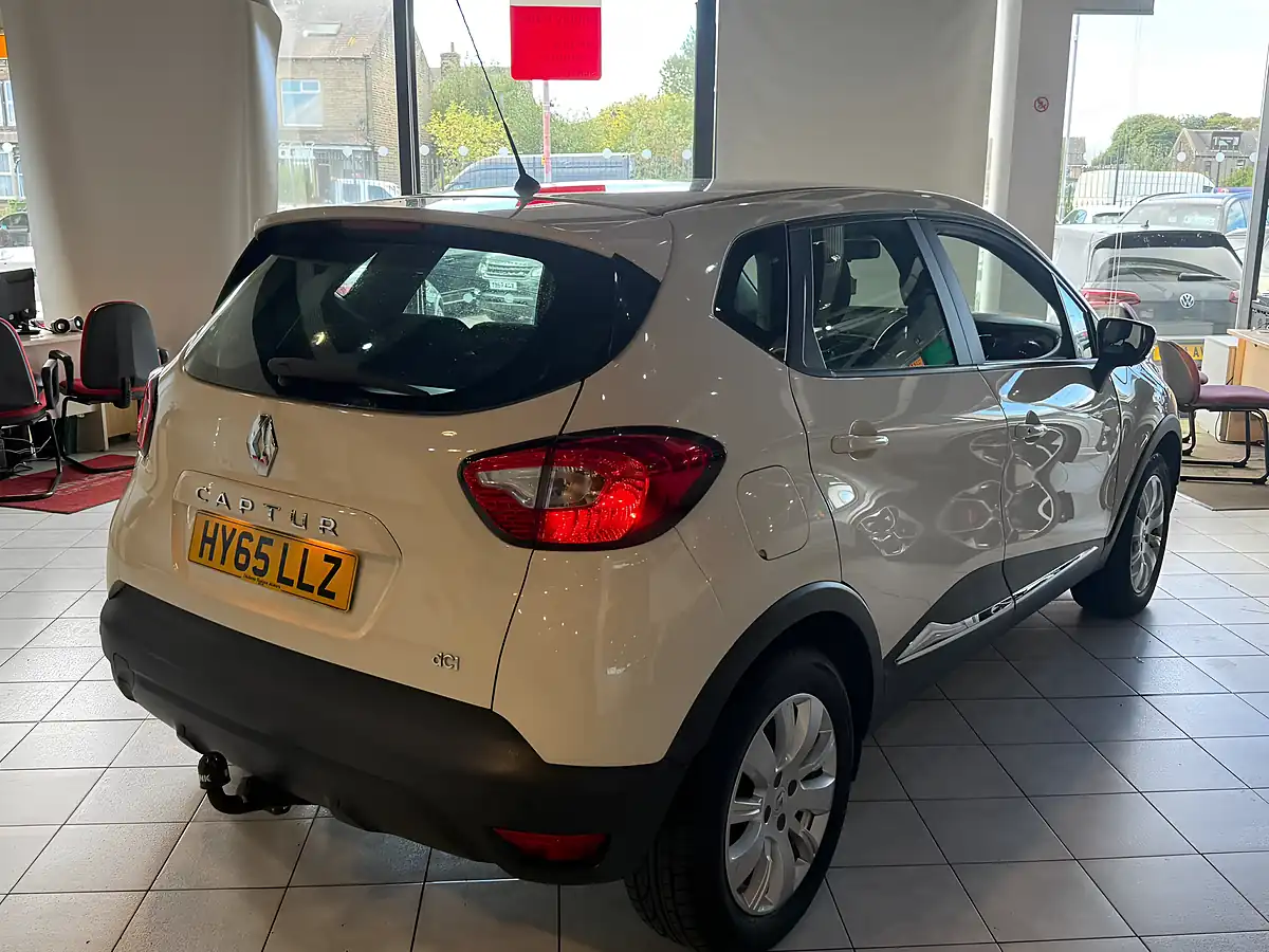 Used 2015 Renault Captur Expression+ White - Interior and Exterior details 10