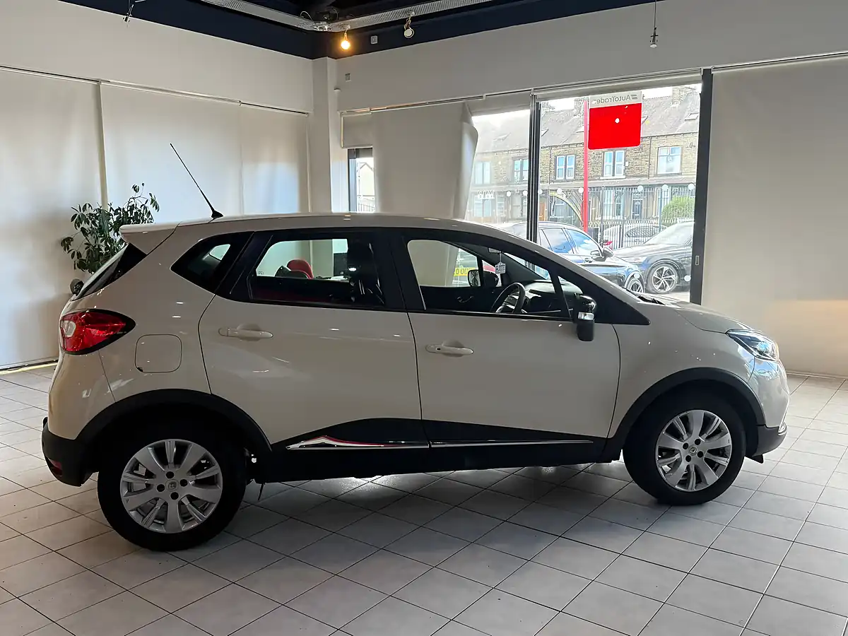 Used 2015 Renault Captur Expression+ White - Interior and Exterior details 11
