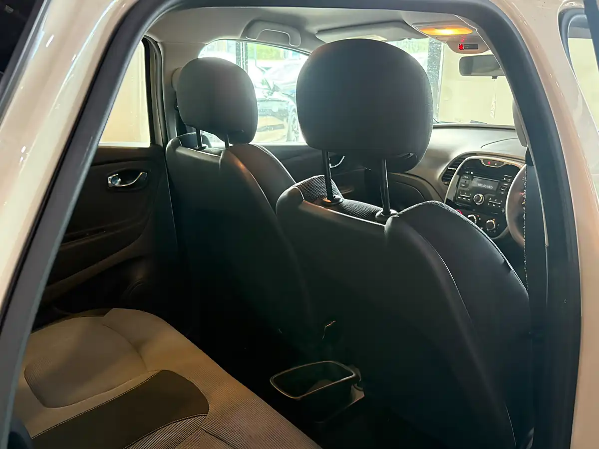 Used 2015 Renault Captur Expression+ White - Interior and Exterior details 13
