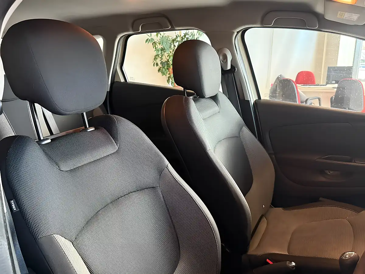 Used 2015 Renault Captur Expression+ White - Interior and Exterior details 14