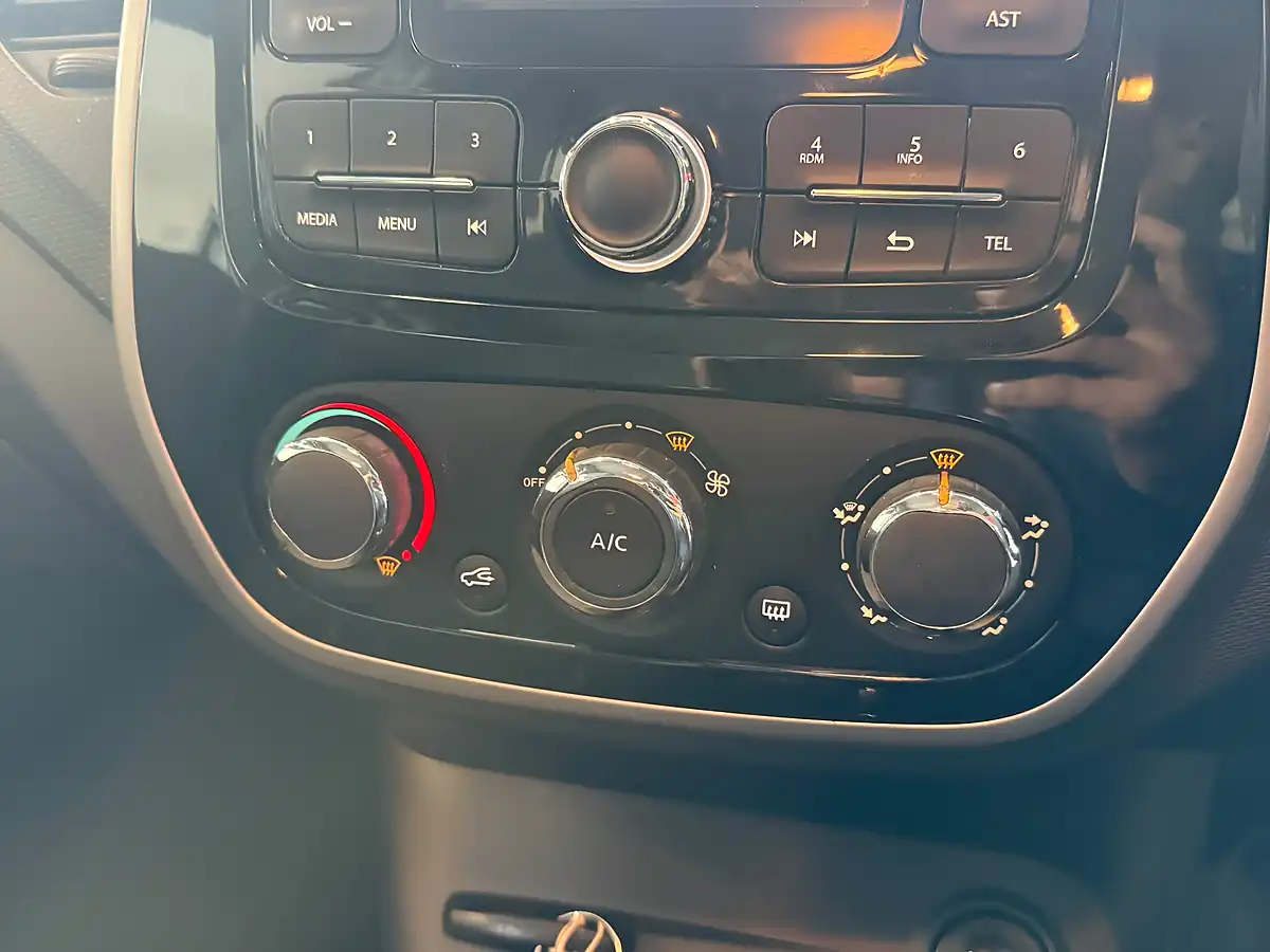 Used 2015 Renault Captur Expression+ White - Interior and Exterior details 16