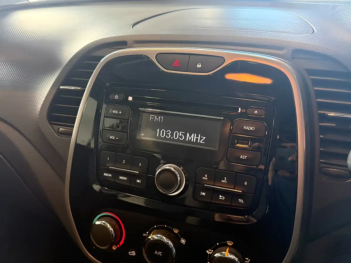 Used 2015 Renault Captur Expression+ White - Interior and Exterior details 17