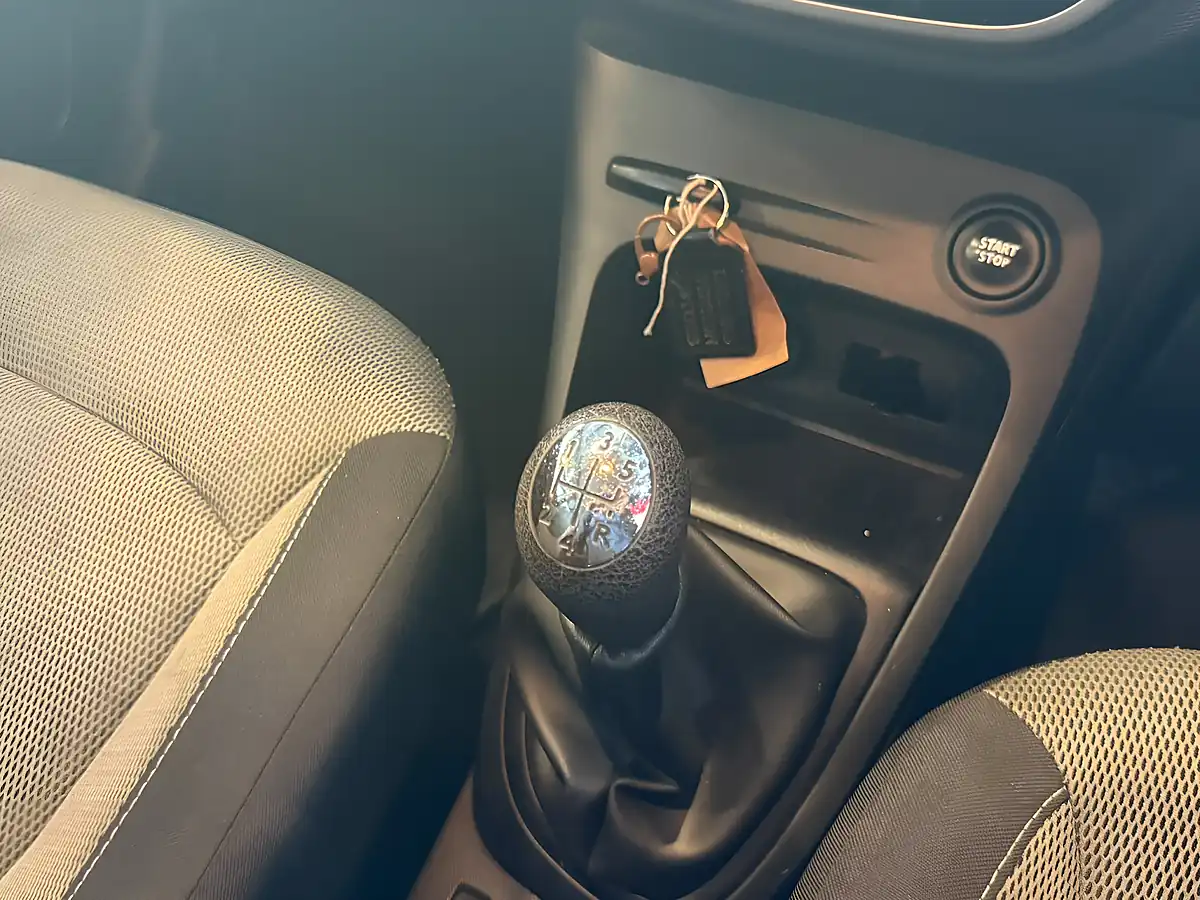 Used 2015 Renault Captur Expression+ White - Interior and Exterior details 18