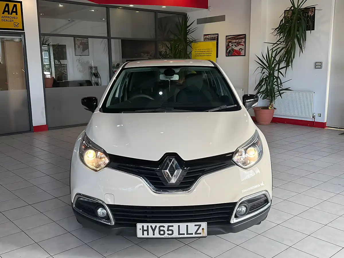 Used 2015 Renault Captur Expression+ White - Interior and Exterior details 3