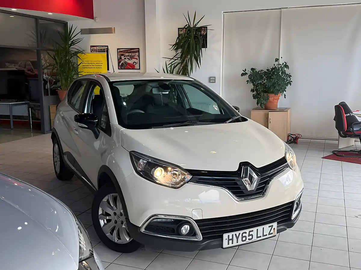 Used 2015 Renault Captur Expression+ White - Interior and Exterior details 4