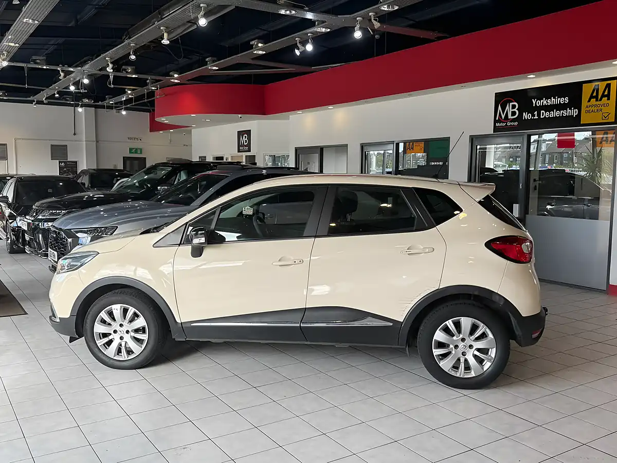 Used 2015 Renault Captur Expression+ White - Interior and Exterior details 5