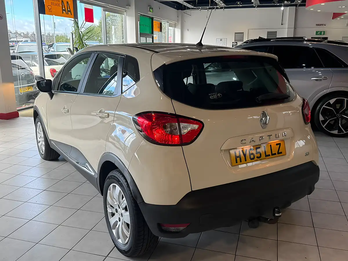 Used 2015 Renault Captur Expression+ White - Interior and Exterior details 6