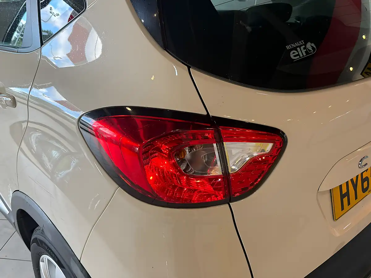 Used 2015 Renault Captur Expression+ White - Interior and Exterior details 7