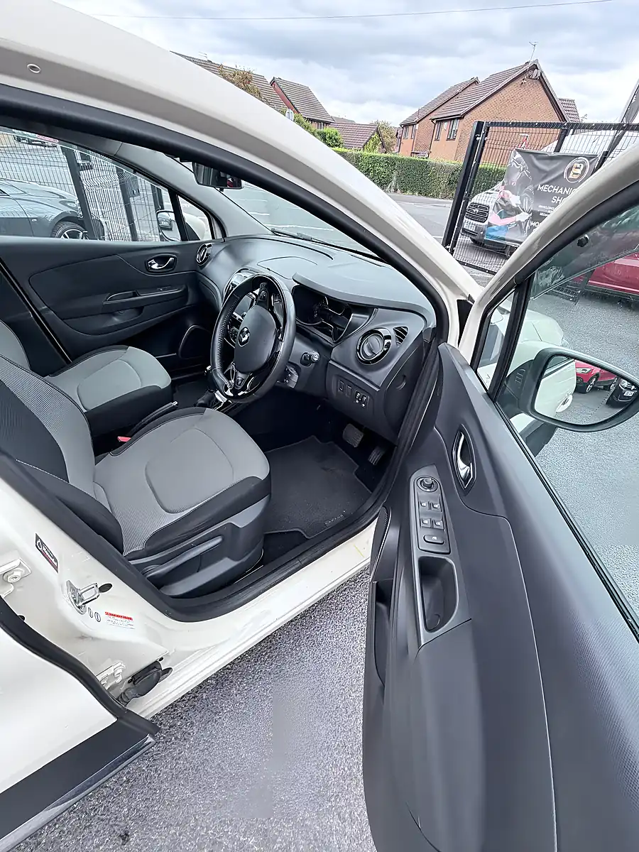 Used 2015 Renault Captur Iconic Beige - Interior and Exterior details 6