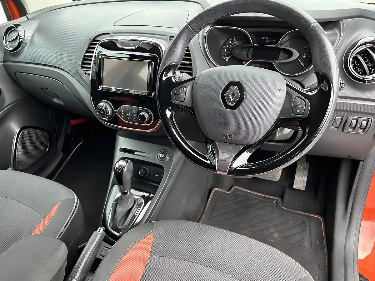 Used 2015 Renault Captur Orange - Interior and Exterior details 8