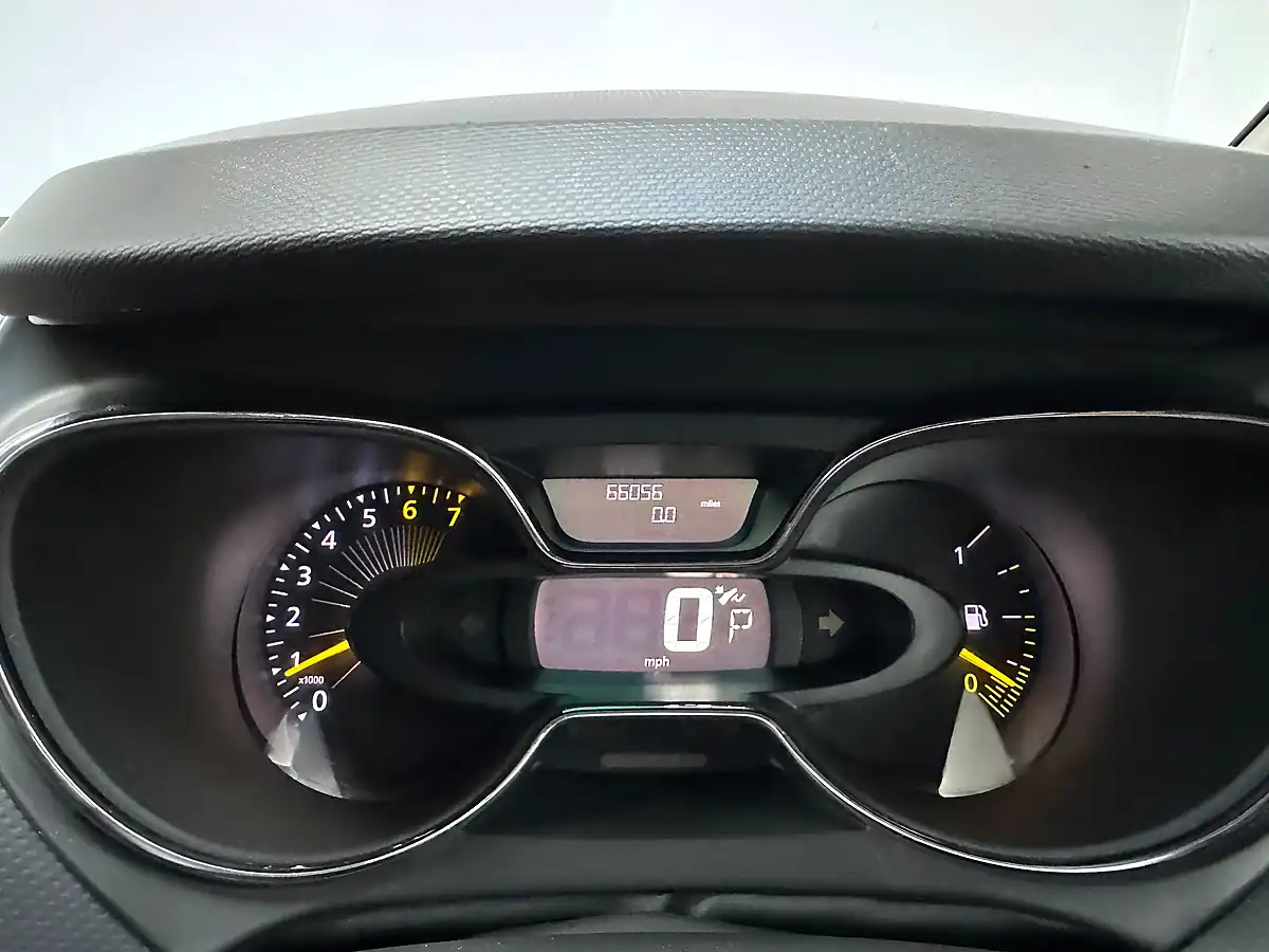 Used 2015 Renault Captur Signature Flame Red - Interior and Exterior details 18