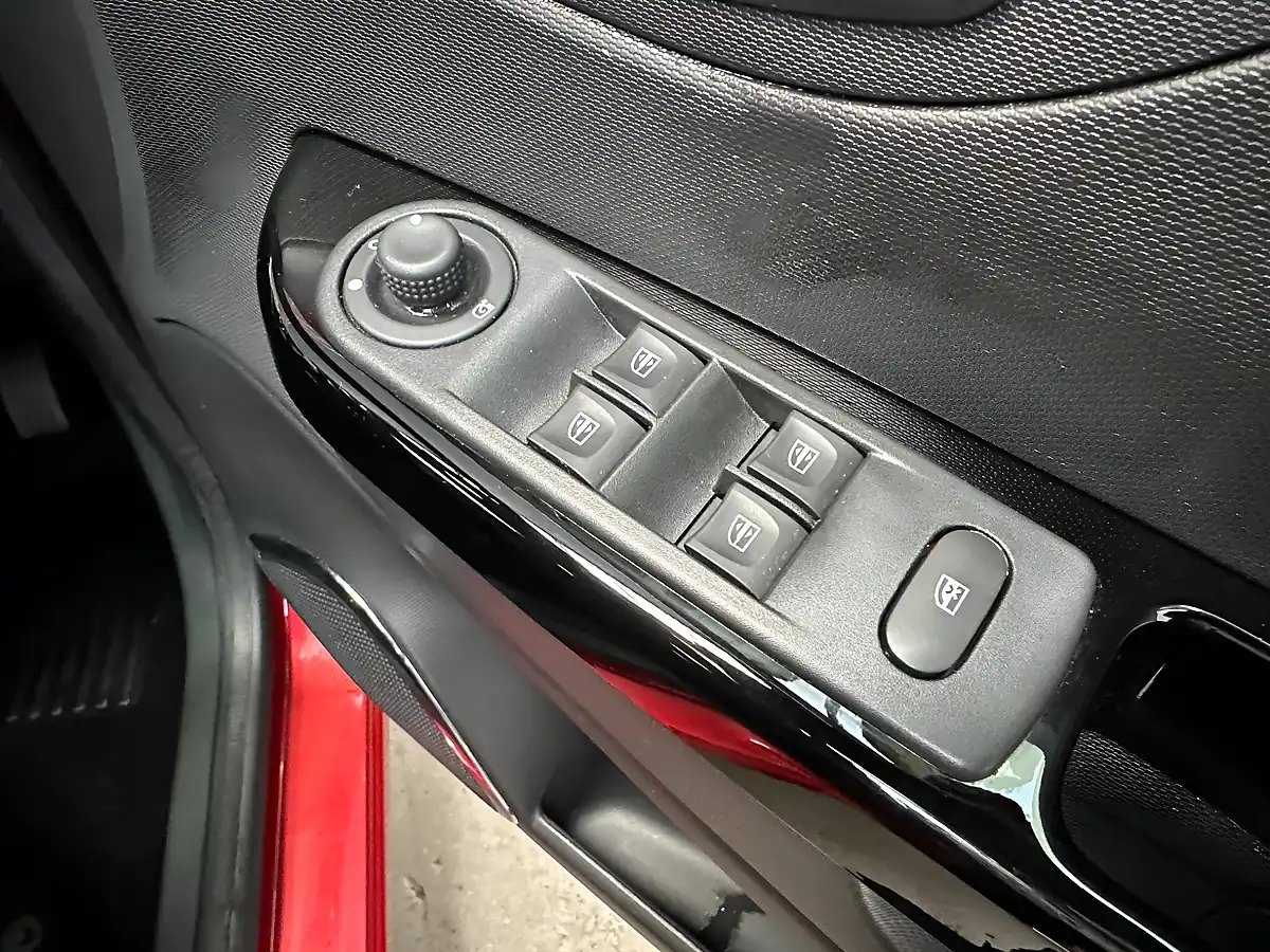 Used 2015 Renault Captur Signature Flame Red - Interior and Exterior details 19