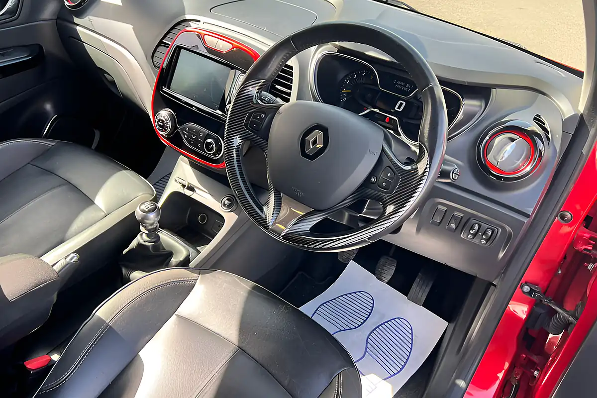 Used 2015 Renault Captur Signature Nav Red - Interior and Exterior details 12