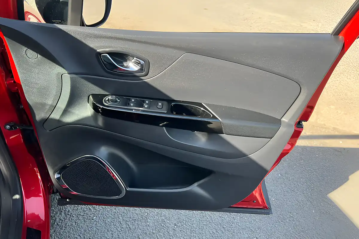 Used 2015 Renault Captur Signature Nav Red - Interior and Exterior details 15