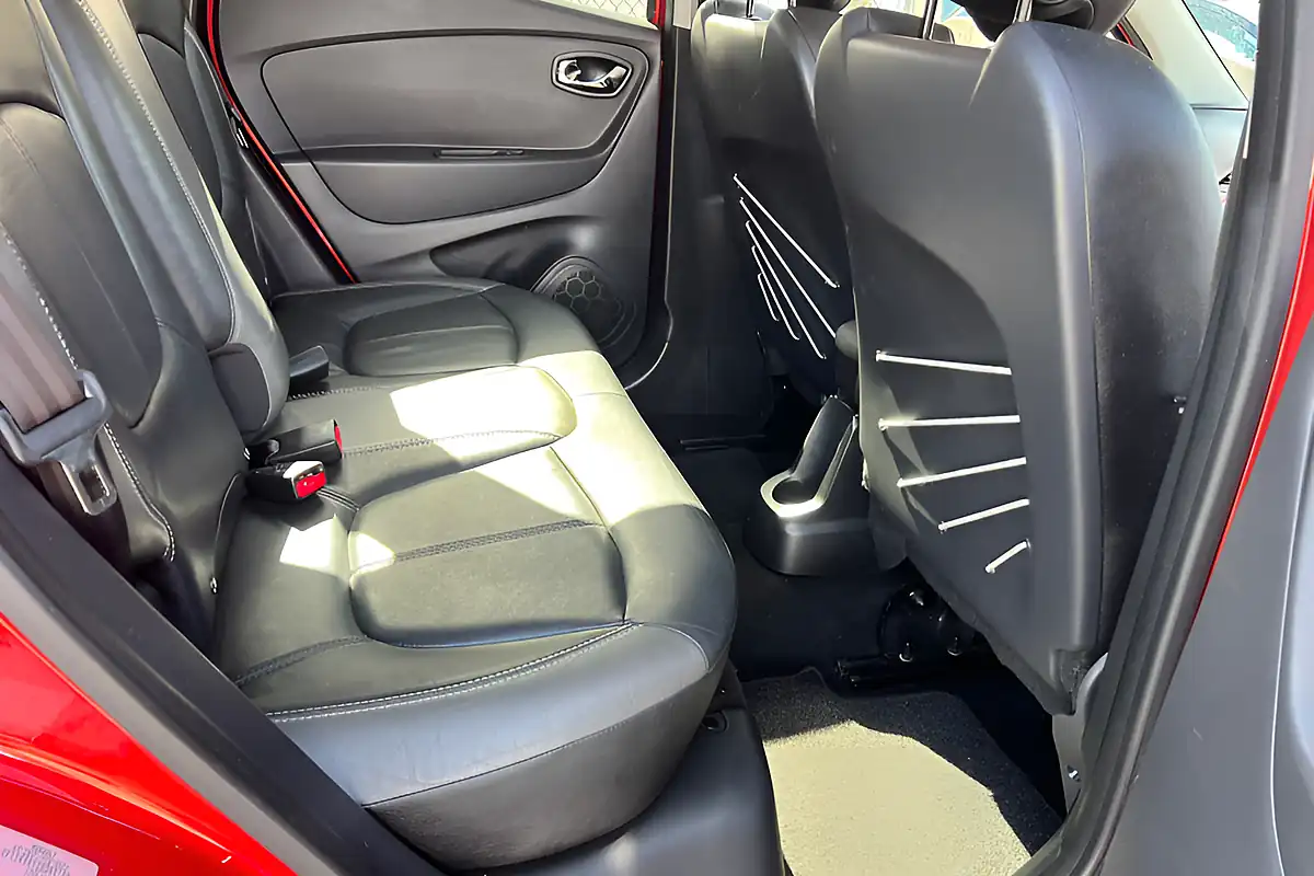 Used 2015 Renault Captur Signature Nav Red - Interior and Exterior details 18