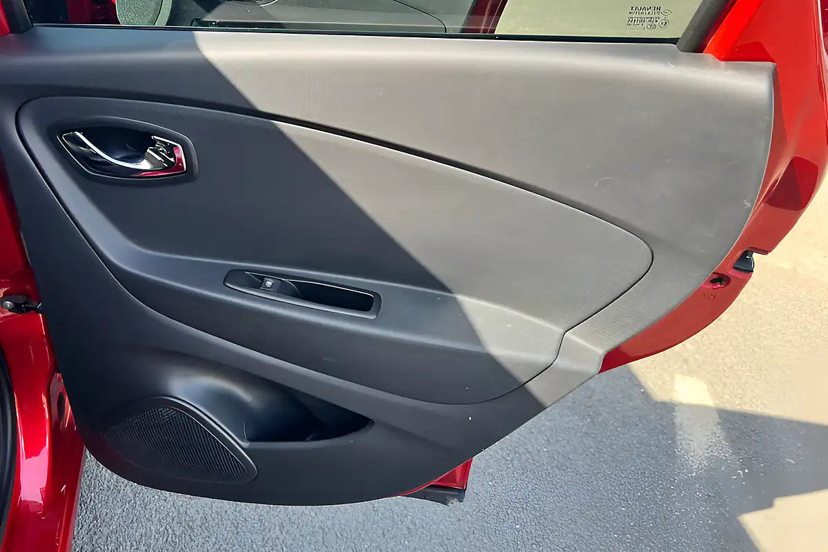 Used 2015 Renault Captur Signature Nav Red - Interior and Exterior details 19