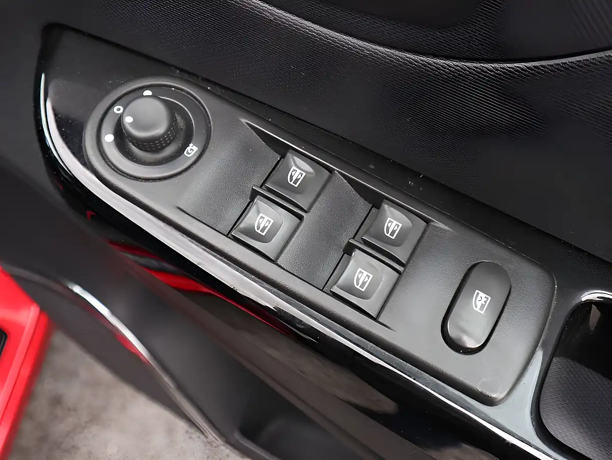 Used 2015 Renault Captur Signature Nav Red - Interior and Exterior details 10