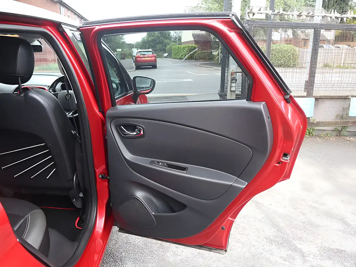 Used 2015 Renault Captur Signature Nav Red - Interior and Exterior details 14