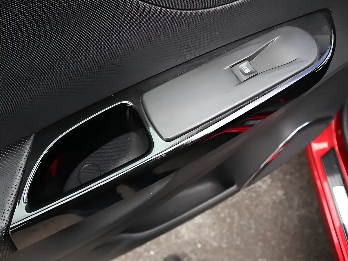 Used 2015 Renault Captur Signature Nav Red - Interior and Exterior details 15