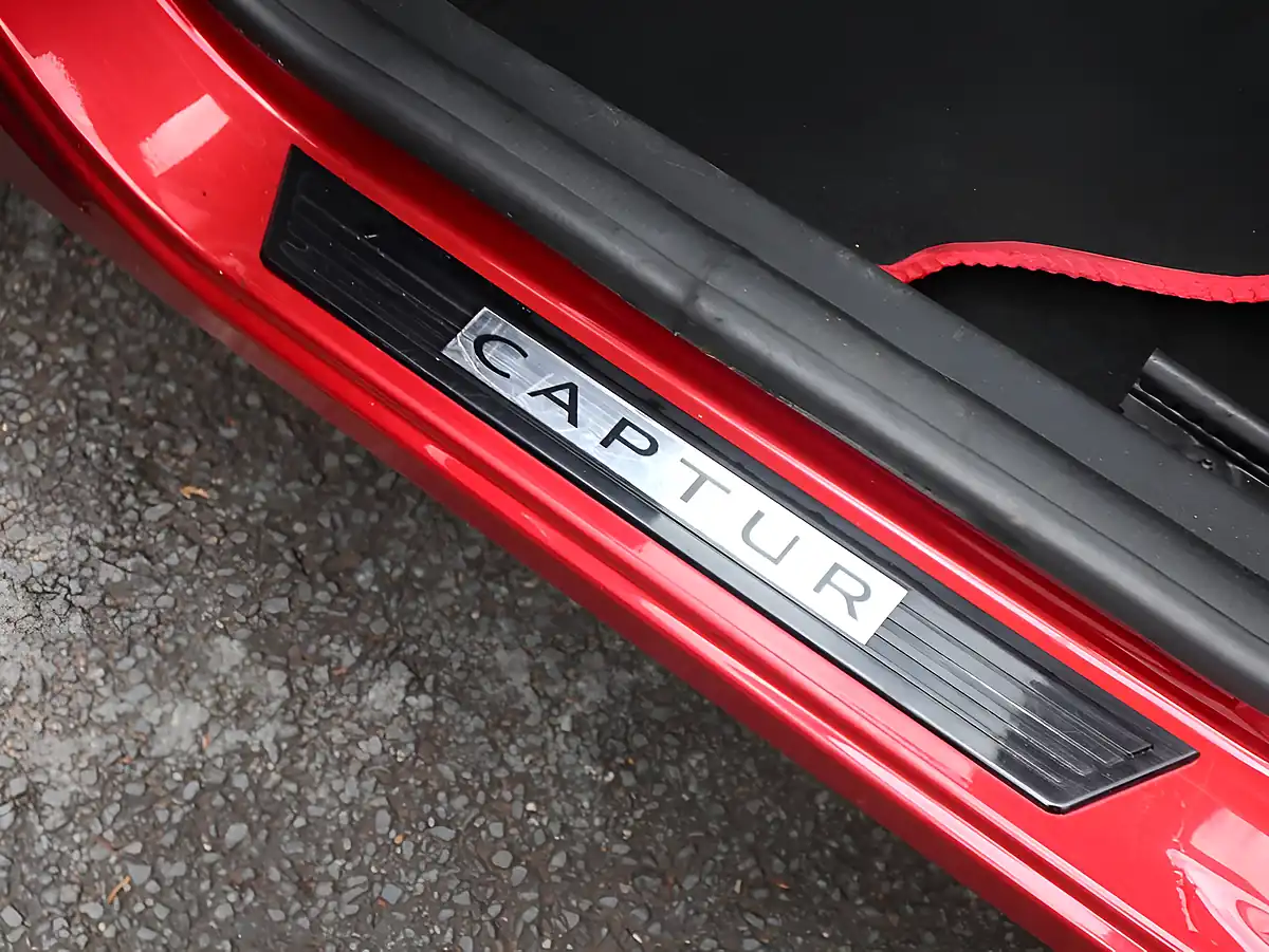 Used 2015 Renault Captur Signature Nav Red - Interior and Exterior details 16