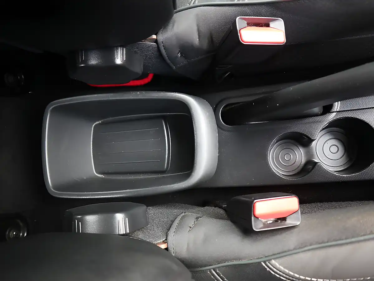 Used 2015 Renault Captur Signature Nav Red - Interior and Exterior details 19