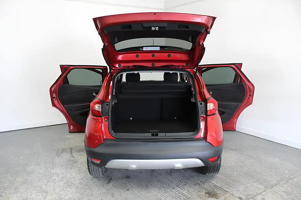 Used 2015 Renault Captur Signature Nav Red - Interior and Exterior details 11