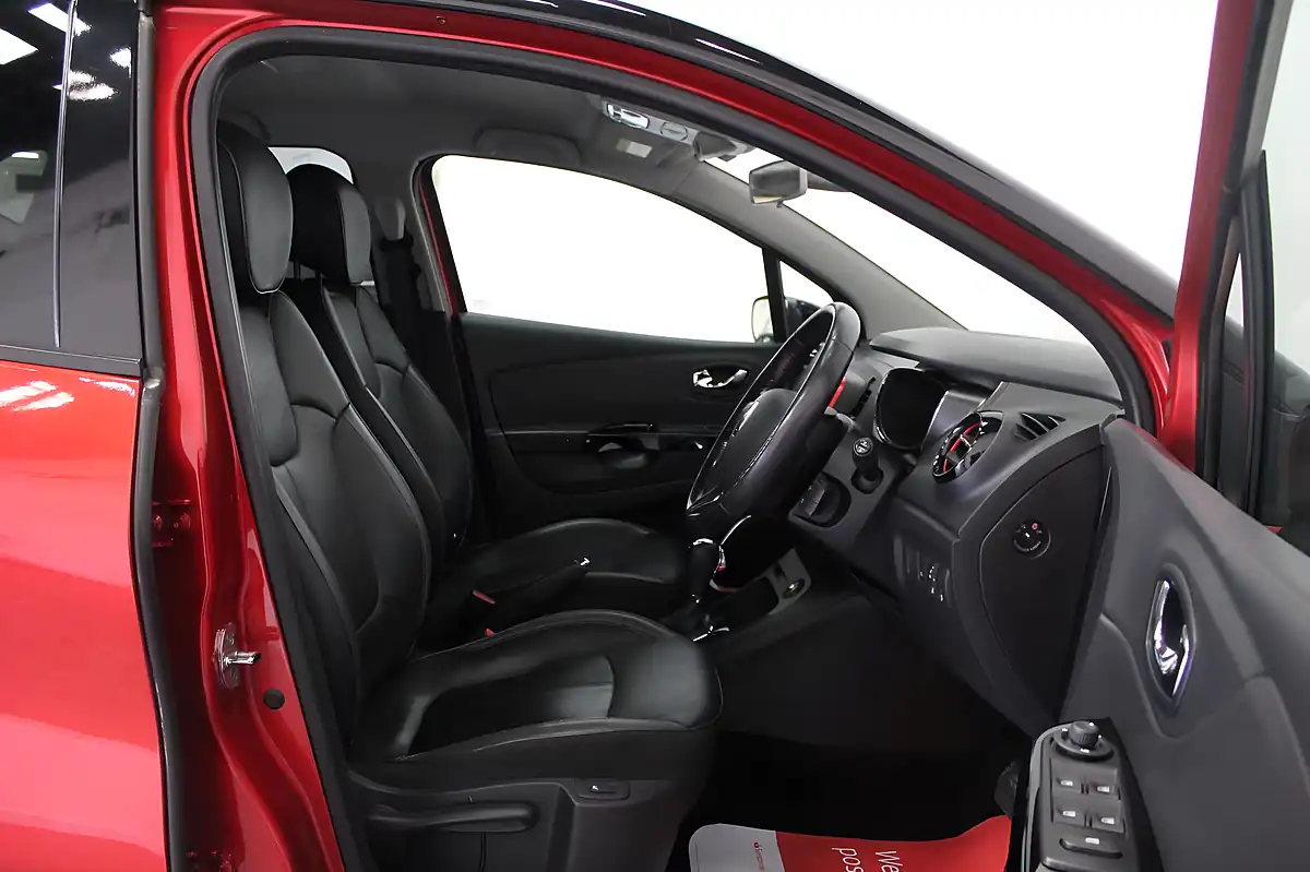 Used 2015 Renault Captur Signature Nav Red - Interior and Exterior details 13