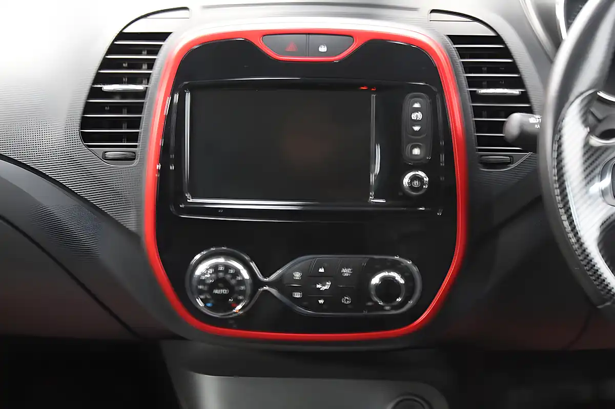 Used 2015 Renault Captur Signature Nav Red - Interior and Exterior details 14