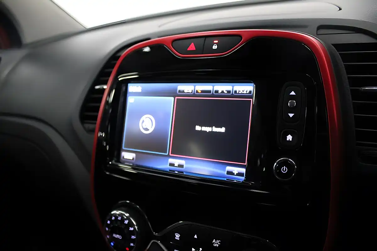 Used 2015 Renault Captur Signature Nav Red - Interior and Exterior details 15