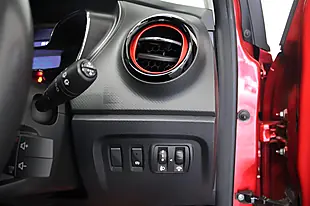 Used 2015 Renault Captur Signature Nav Red - Interior and Exterior details 17