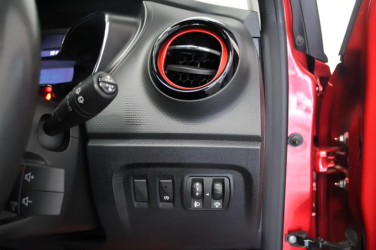 Used 2015 Renault Captur Signature Nav Red - Interior and Exterior details 17