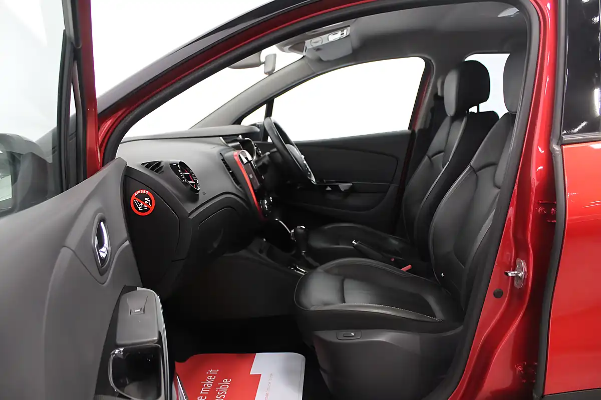 Used 2015 Renault Captur Signature Nav Red - Interior and Exterior details 18