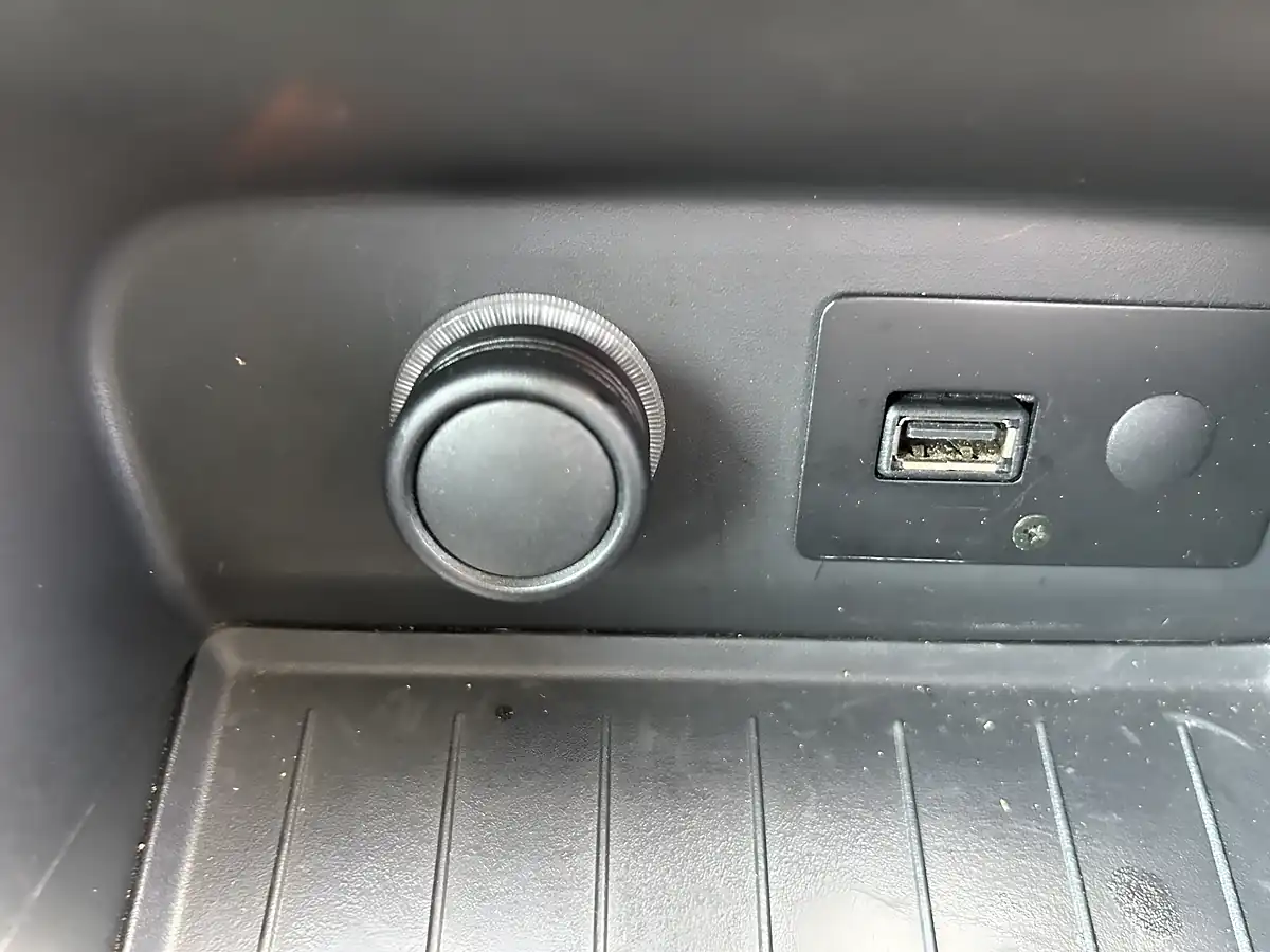 Used 2015 Renault Captur White - Interior and Exterior details 11
