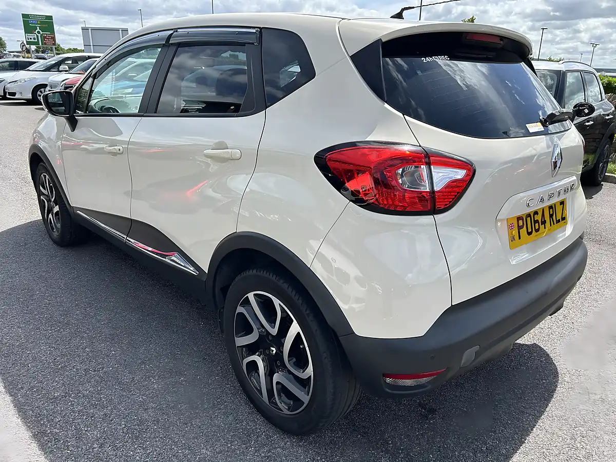 Used 2015 Renault Captur White - Interior and Exterior details 4