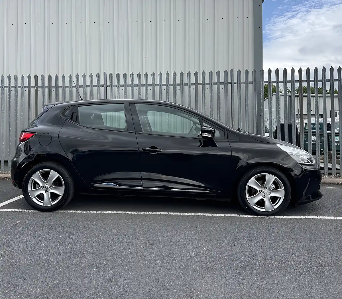 Used 2015 Renault Clio Dynamique Media Nav Black - Interior and Exterior details 7