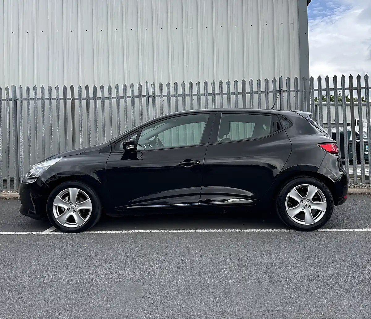 Used 2015 Renault Clio Dynamique Media Nav Black - Interior and Exterior details 8