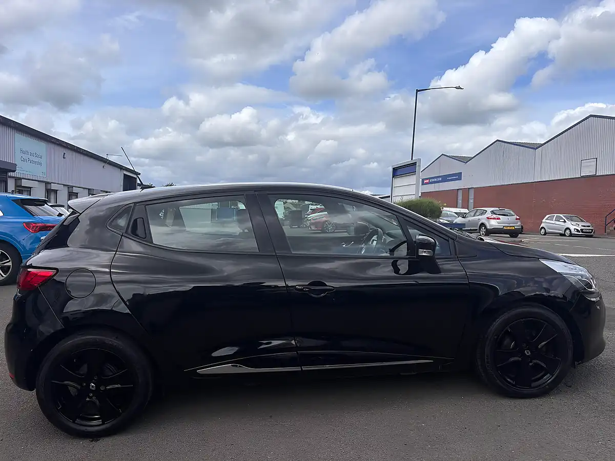 Used 2015 Renault Clio Dynamique Medianav Black - Interior and Exterior details 4