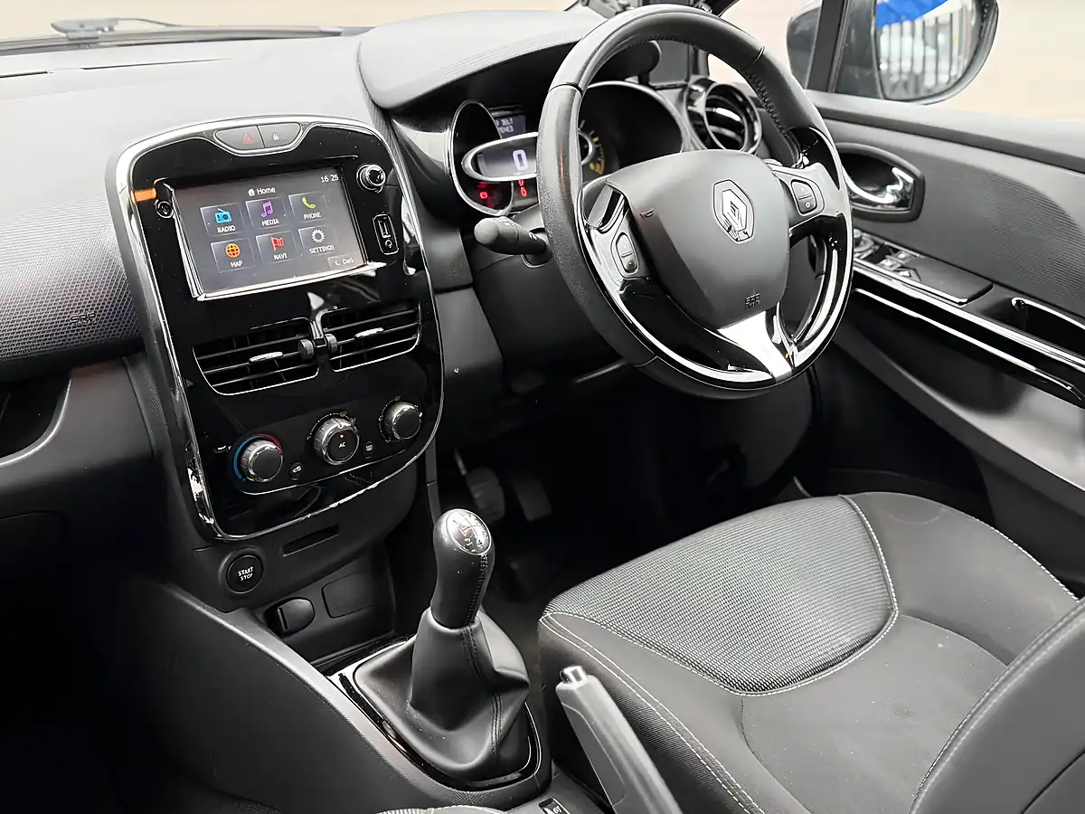 Used 2015 Renault Clio Dynamique Medianav Black - Interior and Exterior details 4