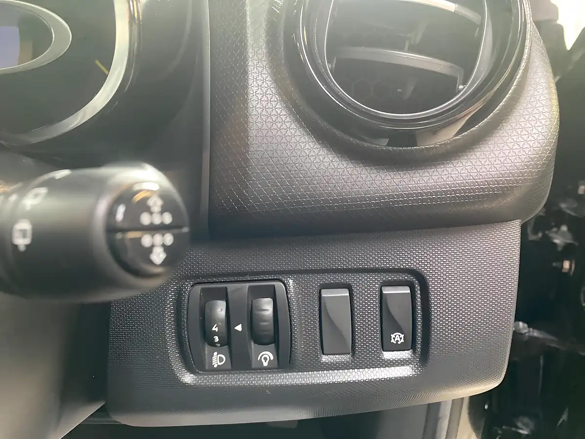 Used 2015 Renault Clio Dynamique Medianav Black - Interior and Exterior details 13