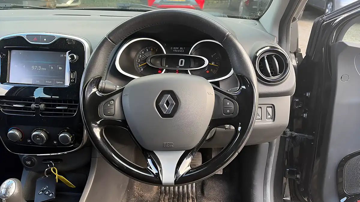 Used 2015 Renault Clio Dynamique Medianav Black - Interior and Exterior details 11