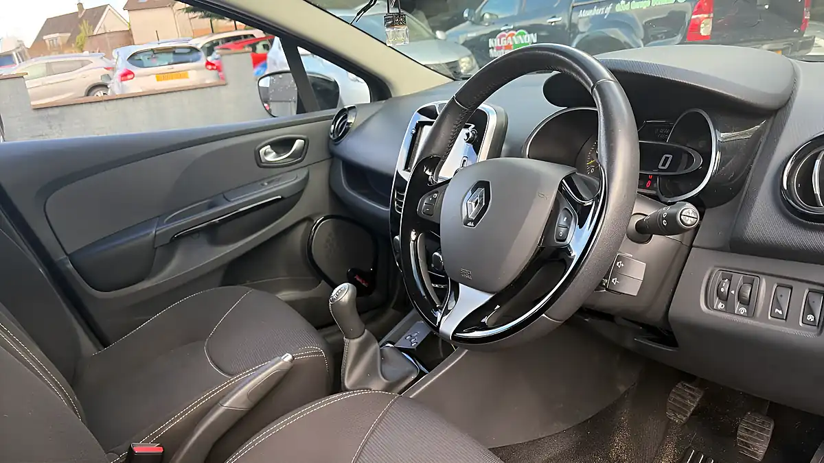 Used 2015 Renault Clio Dynamique Medianav Black - Interior and Exterior details 13