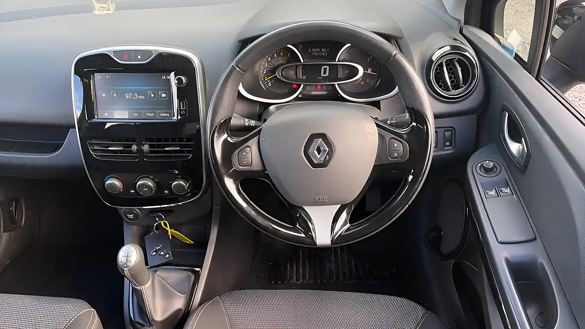 Used 2015 Renault Clio Dynamique Medianav Black - Interior and Exterior details 8