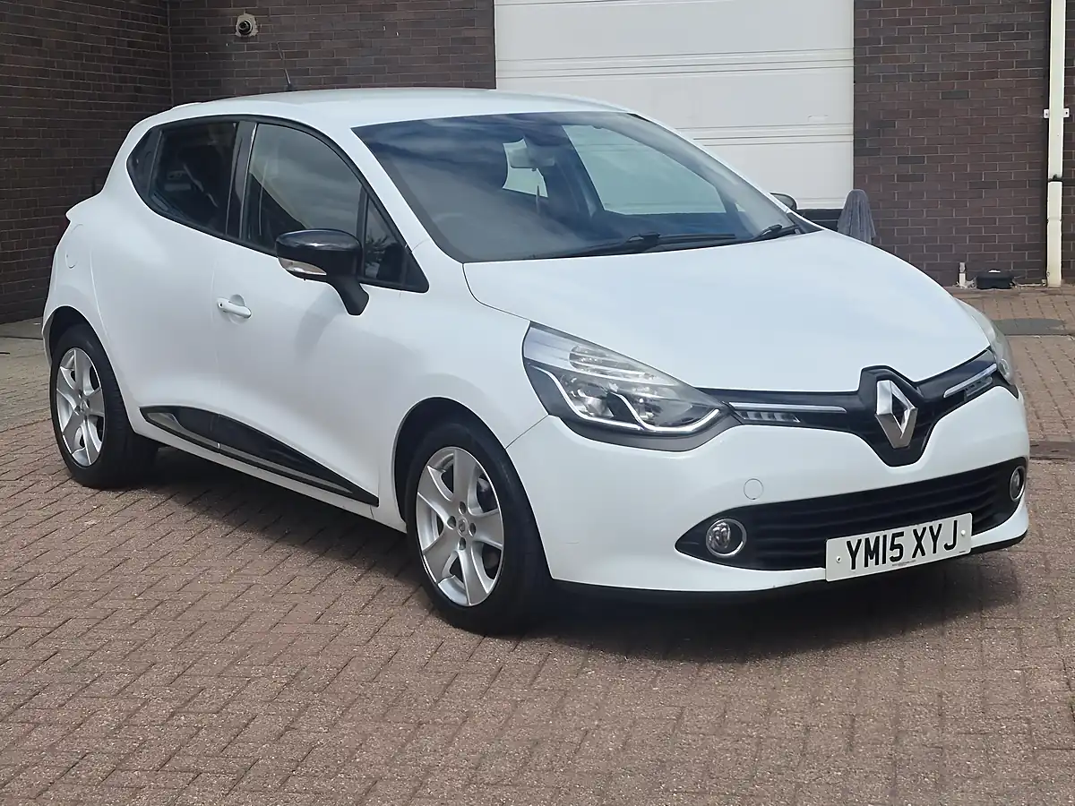 Used 2015 Renault Clio Dynamique Medianav Glacier White - Front View