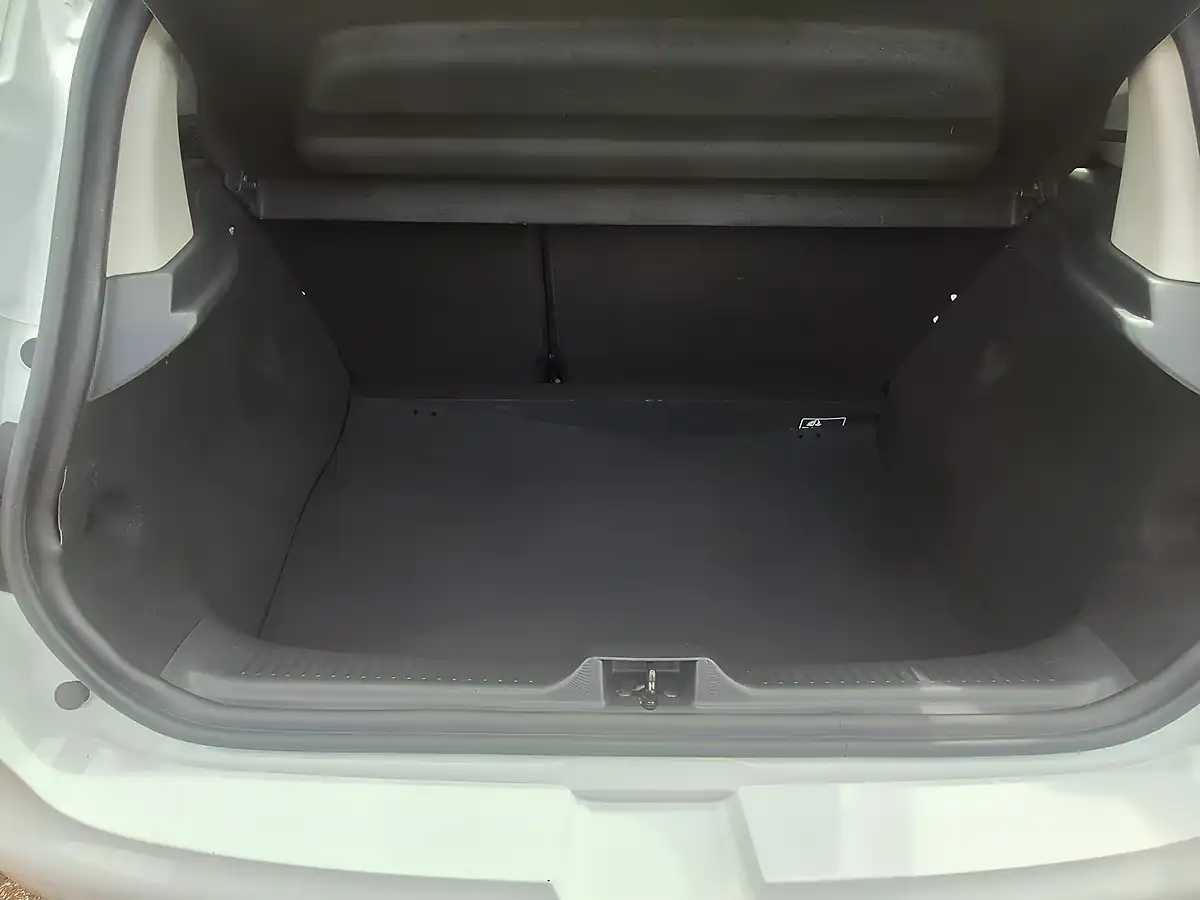 Used 2015 Renault Clio Dynamique Medianav Glacier White - Interior and Exterior details 11