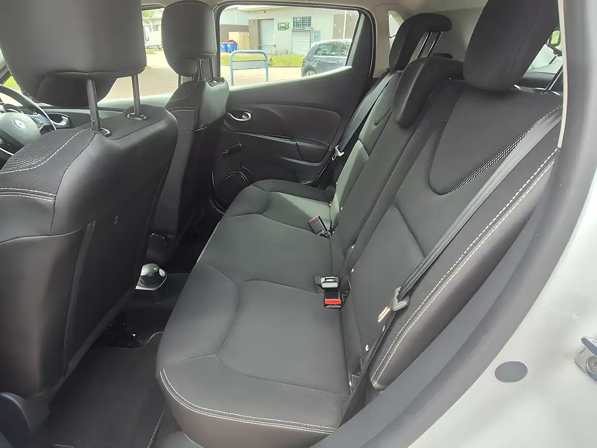 Used 2015 Renault Clio Dynamique Medianav Glacier White - Interior and Exterior details 12