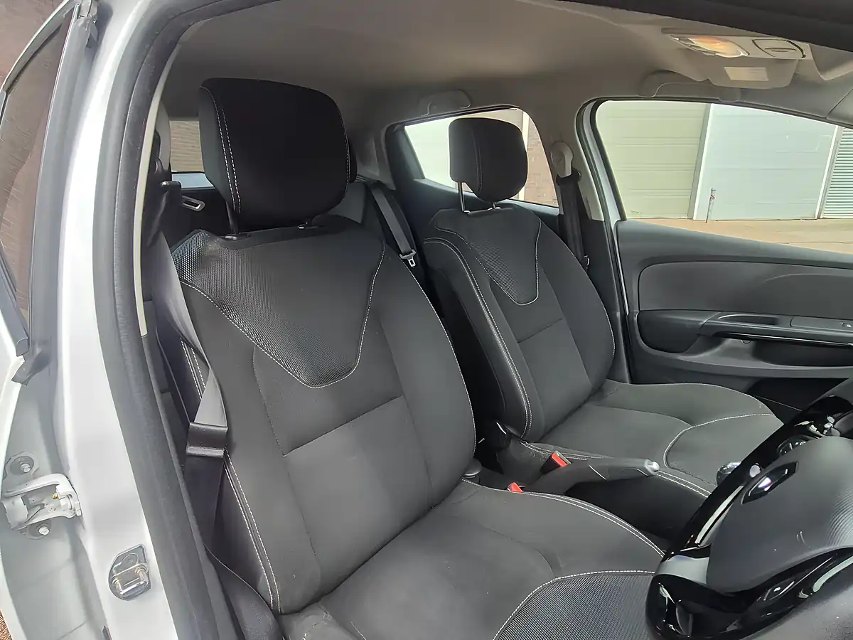 Used 2015 Renault Clio Dynamique Medianav Glacier White - Interior and Exterior details 15